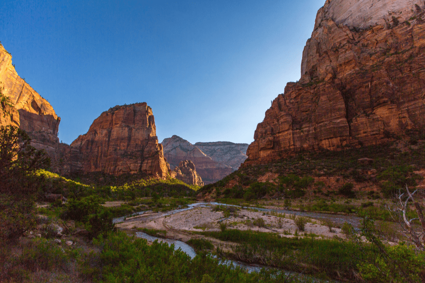 Stunning red rock scenery near Greater Zion golf courses.
